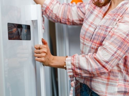 Dona apre frigo per conservare le cozze