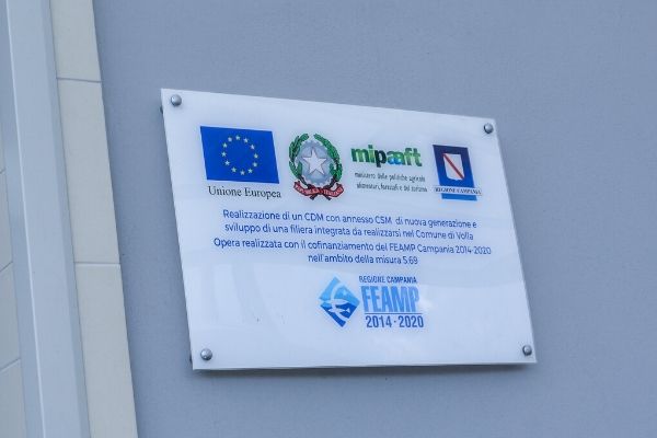 Foto della targa di Ittica Buonocore dove si attesta l'utilizzo di fondi europei