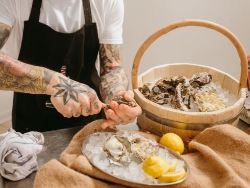 Nello Buonocore intento ad aprire le meravigliose ostriche di Ittica Buonocore