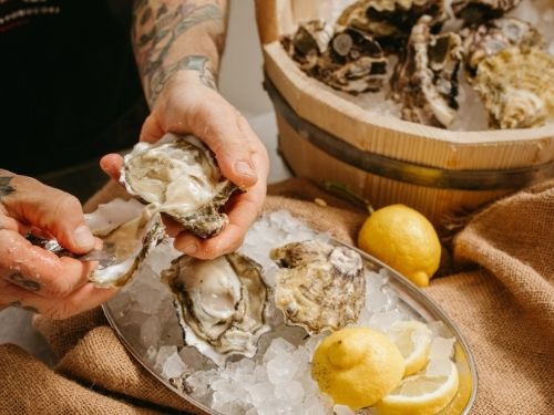 Nello Buonocore mostra la sua ostrica appena aperta