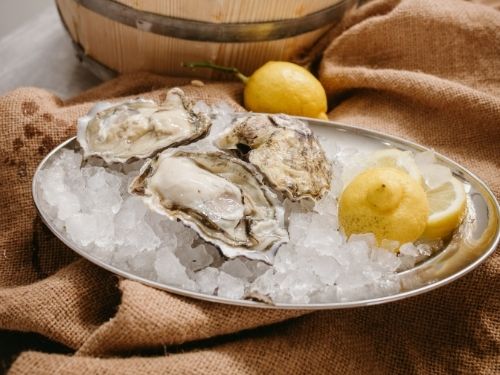 Ostriche in piatto con ghiaccio e limone