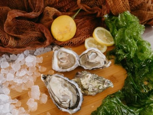 Ostriche con foglia di insalata e limone