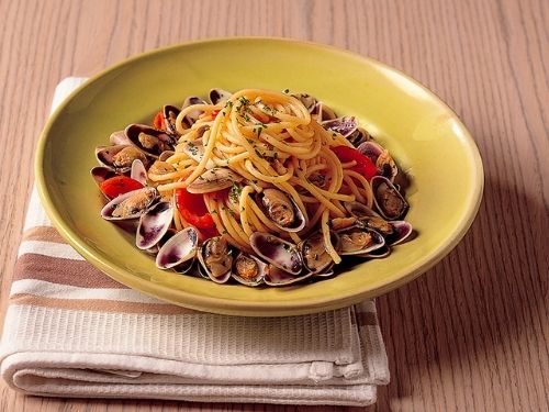 Spaghetti with wedge clams in green pesto
