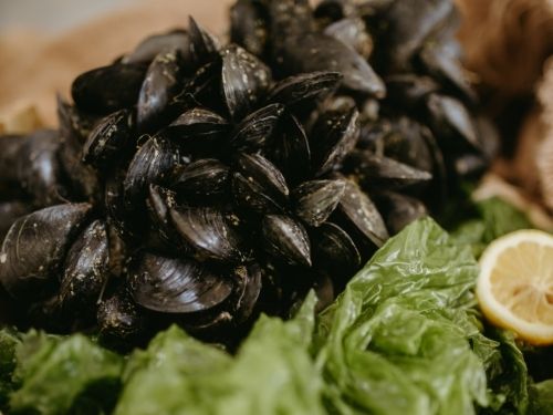 Cozze con insalata e limone