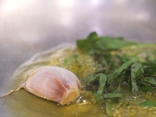 Aglio e salicornia soffriggono in padella