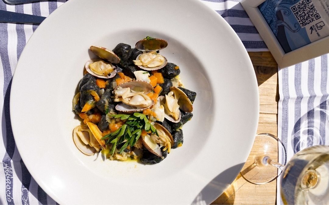 Gnocchi con nero di seppia, zucca e vongole: la ricetta dello Chef Abbate