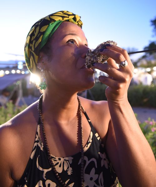 Ragazza mangia ostrica