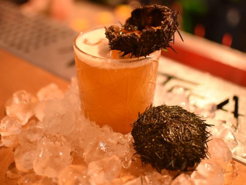 Cocktail con ricci di mare. 